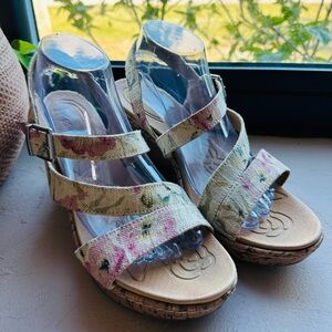 b.o.c. Schirra Jute cork wedge sandal with a multicolor floral pattern size 10